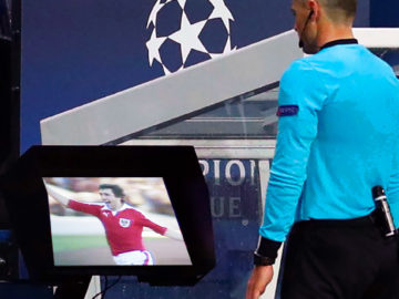 Schiedsrichter prüft Videoaufzeichnung