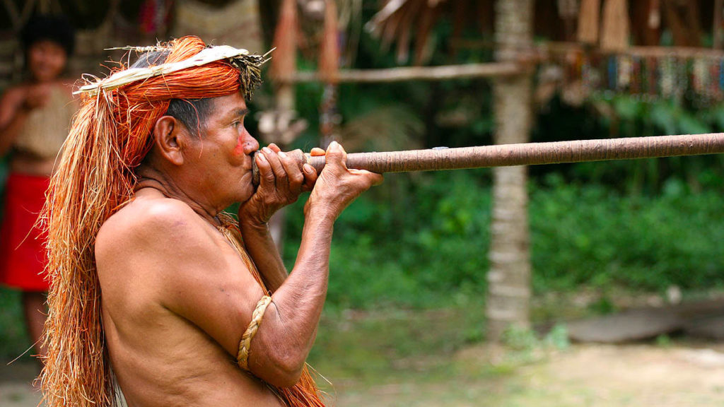 Ureinwohner von Borneo mit Blasrohr