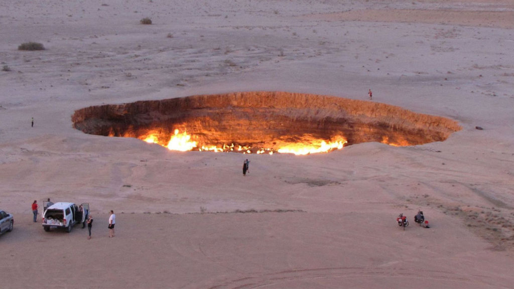 Brennender Krater in einer Wüstenlandschaft