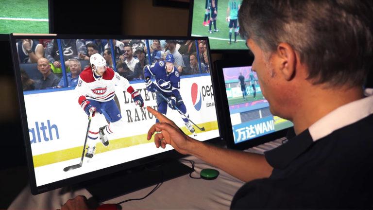 Videoschiedsrichter schaut Eishockey-Spiel