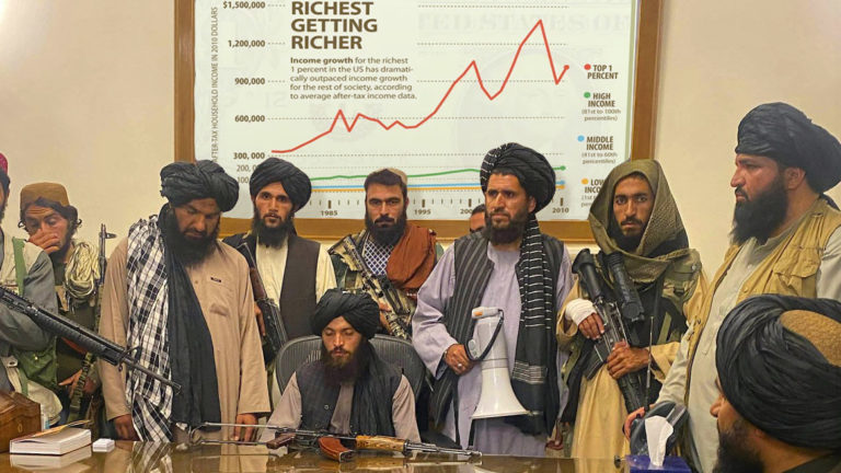 Taliban vor Grafik über Ungleichheit