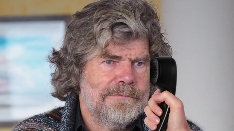 Reinhold Messner hält Telefon ans Ohr