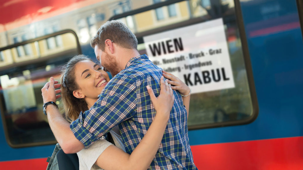 Pärchen umarmt sich vor Zug