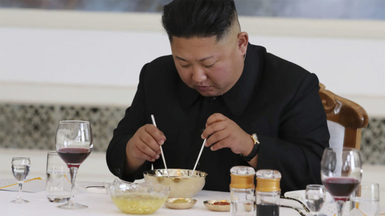 Kim-Jong-Un isst aus einer Schüssel