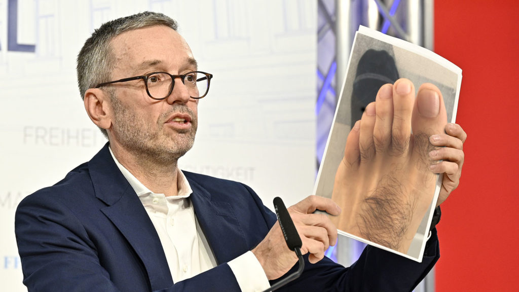 Kickl hält Zehenfoto hoch