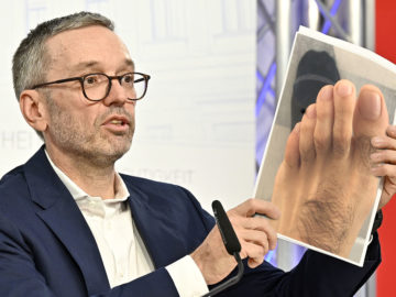 Kickl hält Zehenfoto hoch