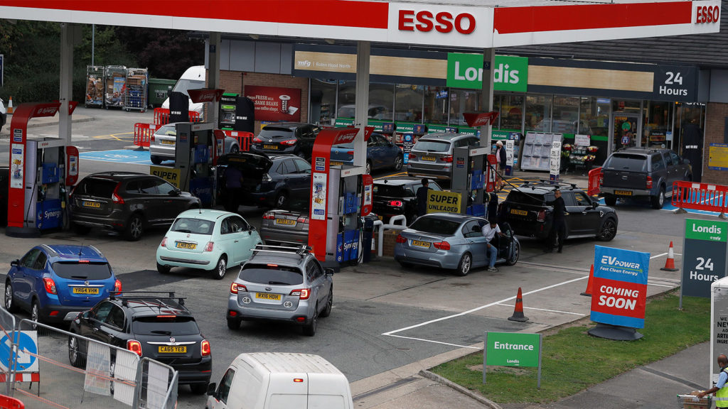 Stau vor Tankstelle