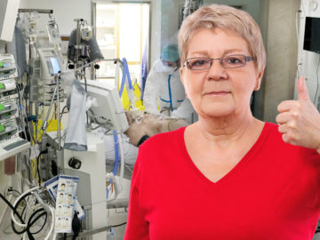 Patientin zeigt ihre Zustimmung auf der Intensivstation mittels einer Daumen-nach-oben-Geste