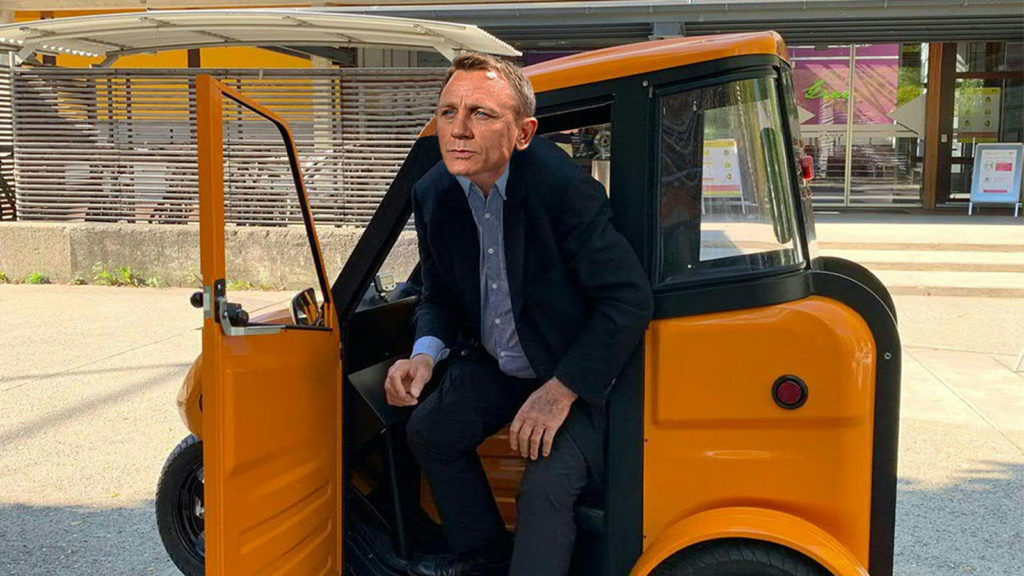 James Bond steigt aus seinem neuen Gefährt