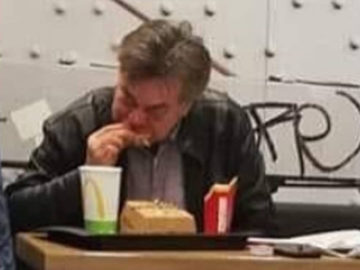 Werner Kogler beißt genüsslich in seinen McPlant
