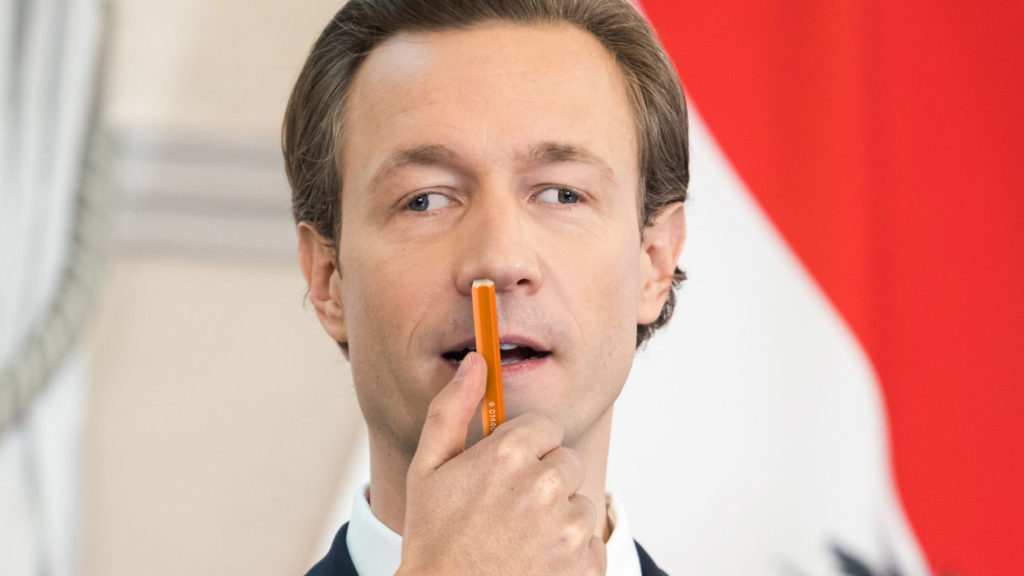 Blümel schiebt sich Buntstift in die Nase