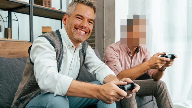 Nehammer spielt Videospiele