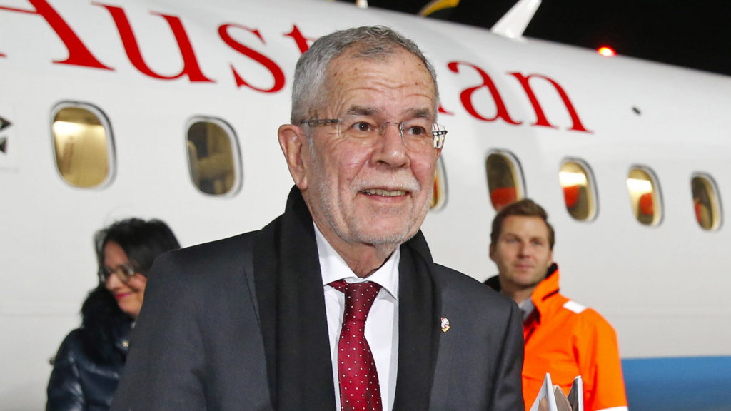 Van der Bellen steigt aus Flugzeug