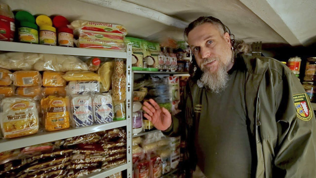 Prepper zeigt seine Vorräte
