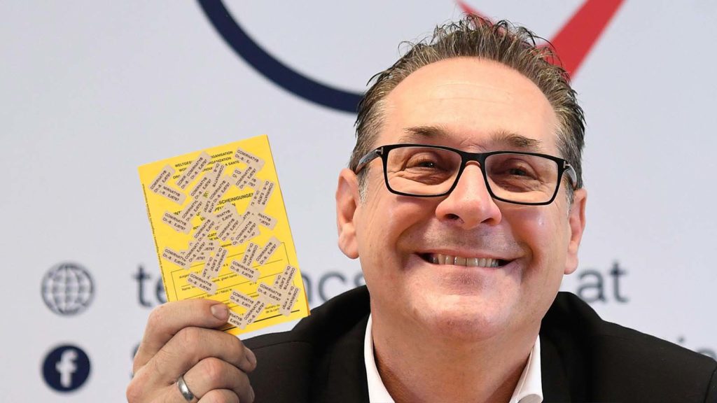 Strache präsentiert seinen Impfpass
