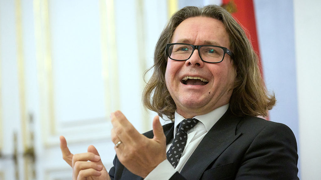 Polaschek erklärt und gestikuliert