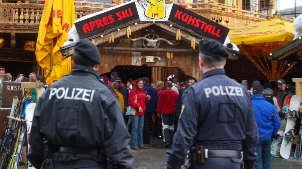 Polizei vor Apres Ski Lokal