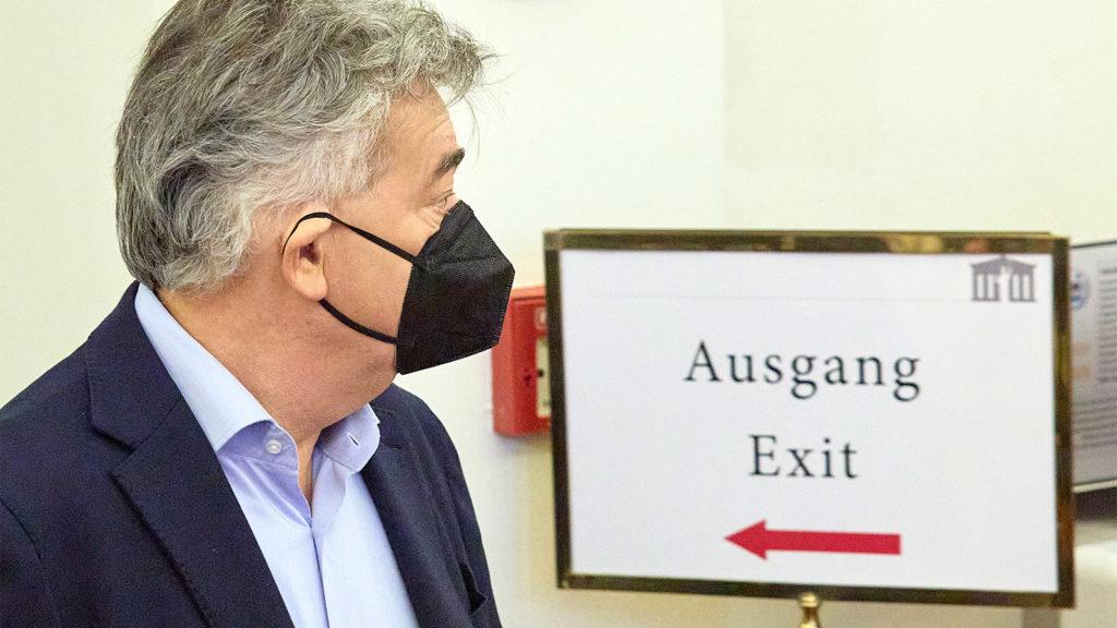 Werner Kogler vor Exit-Schild