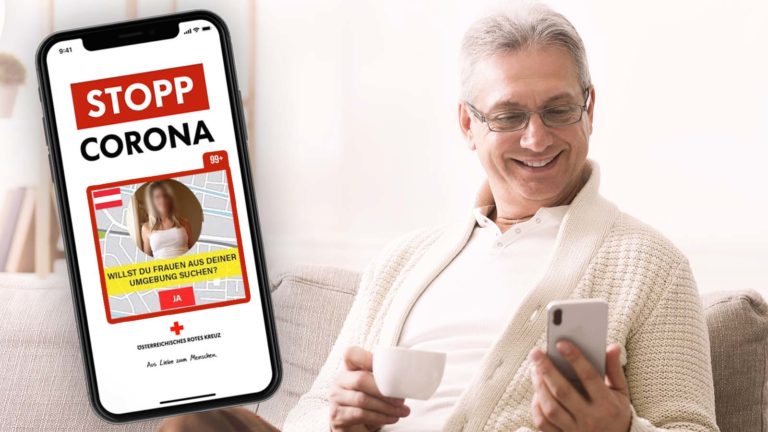 Ein Mann schaut zufrieden auf sein handy