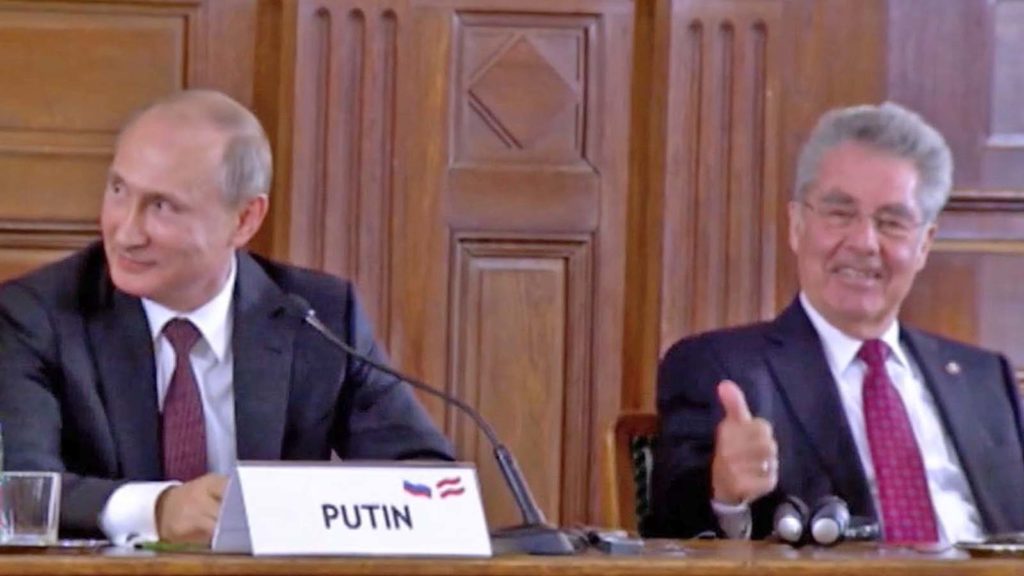 Heinz Fischer sitzt neben Putin und signalisiert "Daumen Hoch"