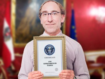 Rauch präsentiert stolz seine Auszeichnung