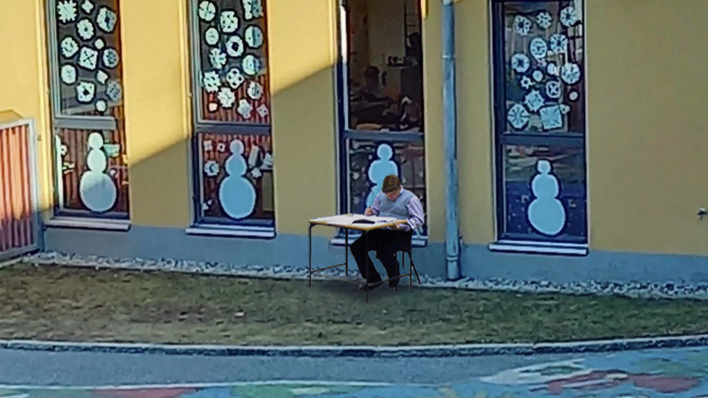 Kind schreibt Test im Freien
