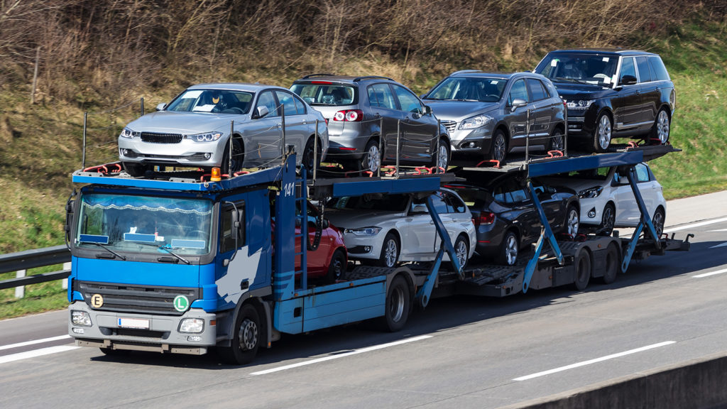 Eine Autotransporter fährt auf der Autobahn