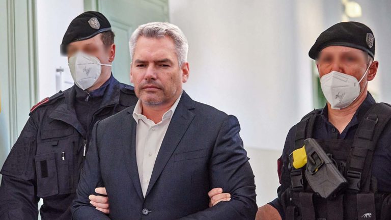 Nehammer wird abgeführt