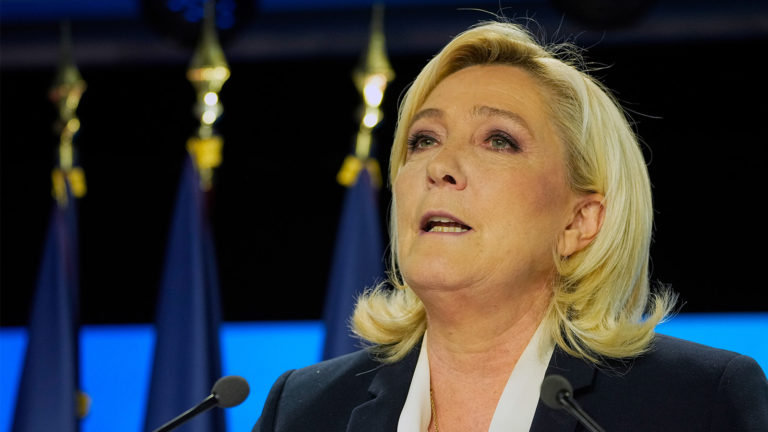 Marine Le Pen mit geschlagenem Blick