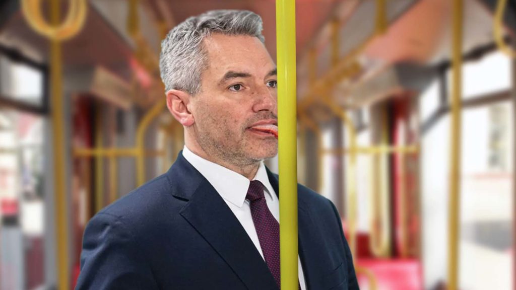 Karl Nehammer leckt eine U6 Haltestange ab