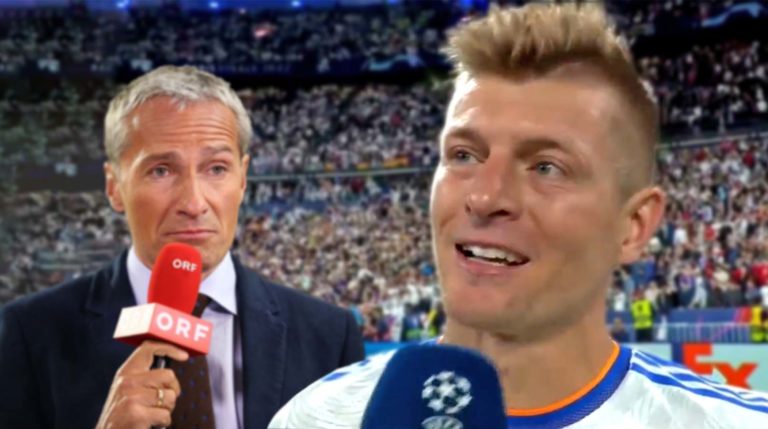 Rainer Pariasek wartet hinter Toni Kroos