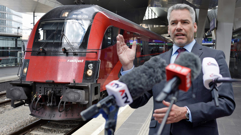 Nehammer vor Railjet-Garnitur