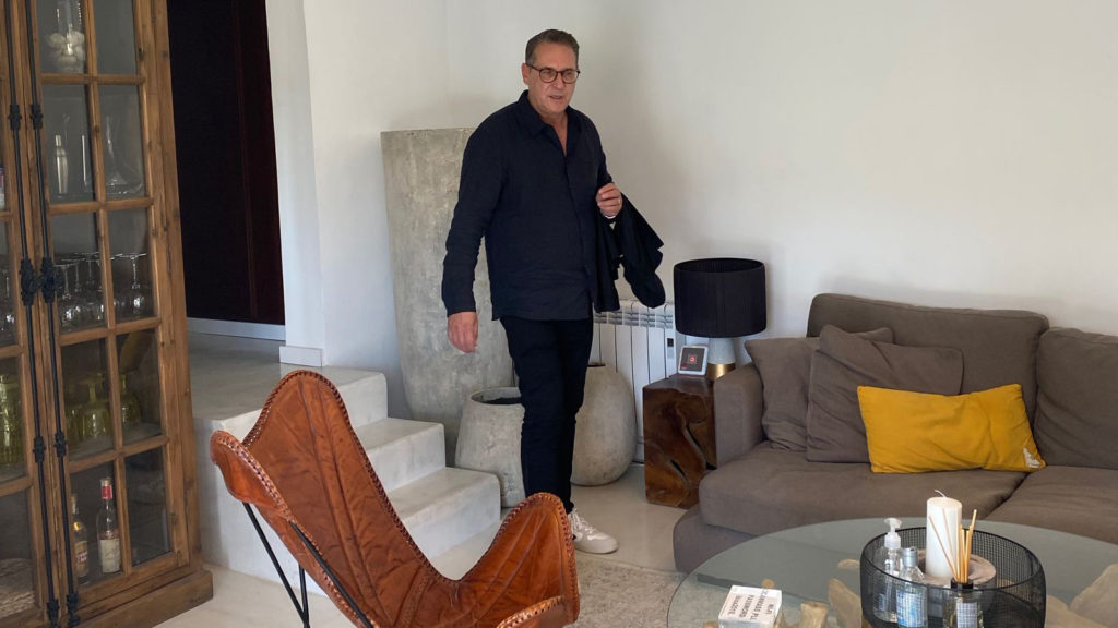Strache steht mit verwirrtem Gesichtsausdruck im Ibiza Wohnzimmer