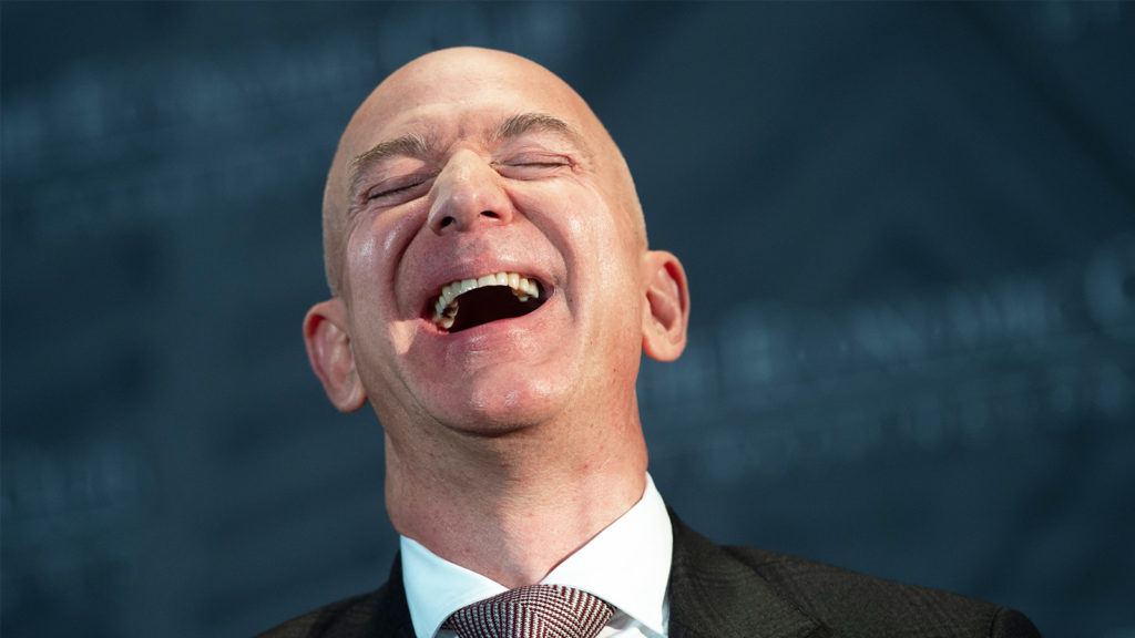 Bezos lacht genüsslich