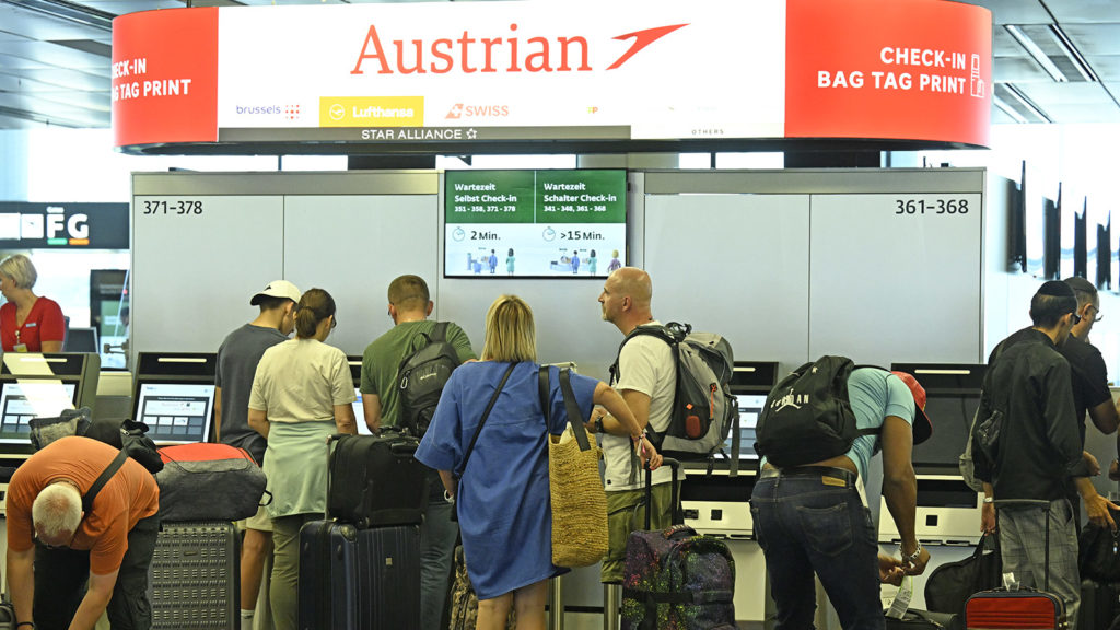 Leute stehen vor Check-in