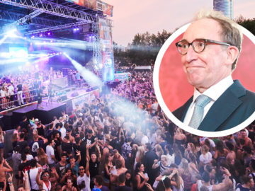 Minister Rauch schaut selbstzufrieden auf eine tobende Menge