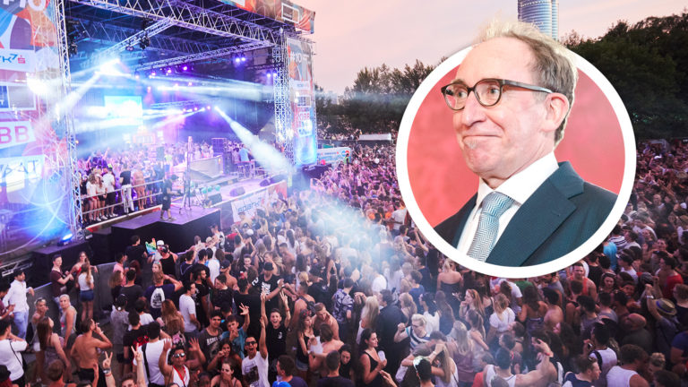 Minister Rauch schaut selbstzufrieden auf eine tobende Menge