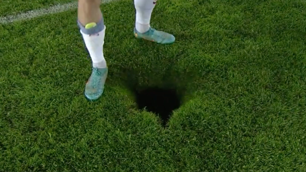 Ein Loch im Rasen des Ernst-Happel Stadions