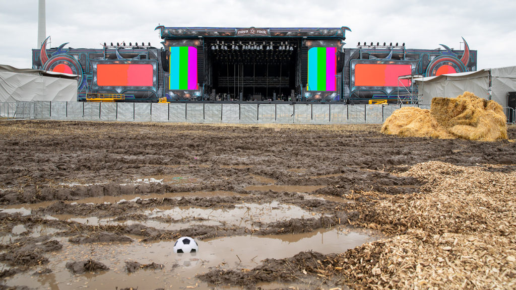 Ein Fußball in einer Lache auf dem Nova Rock Gelände