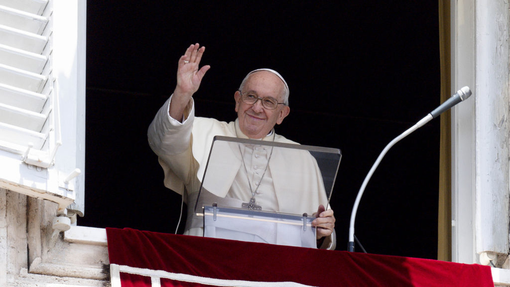 Papst winkt von seinem Balkon