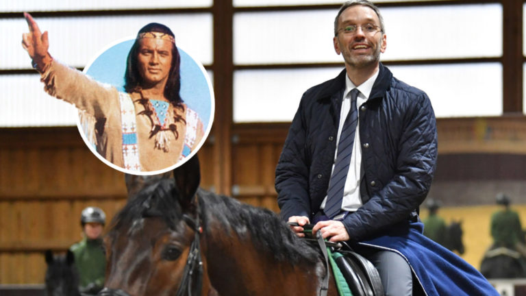 Kickl reitet auf Pferd