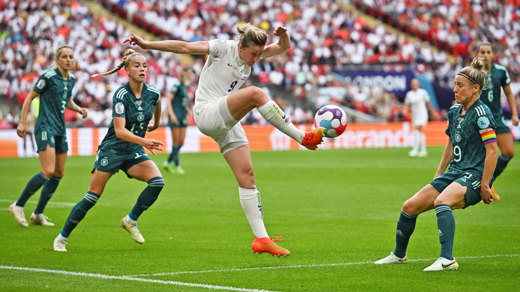 Fußballerinen spielen Fußball