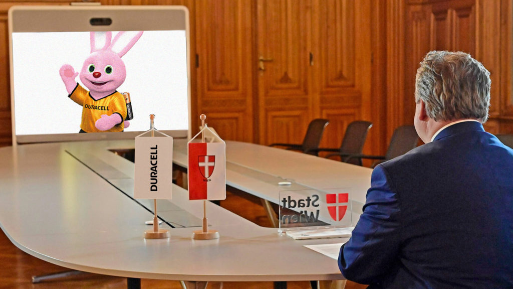 Ludwig Videotelefoniert mit Duracell Hase