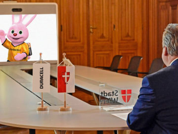 Ludwig Videotelefoniert mit Duracell Hase