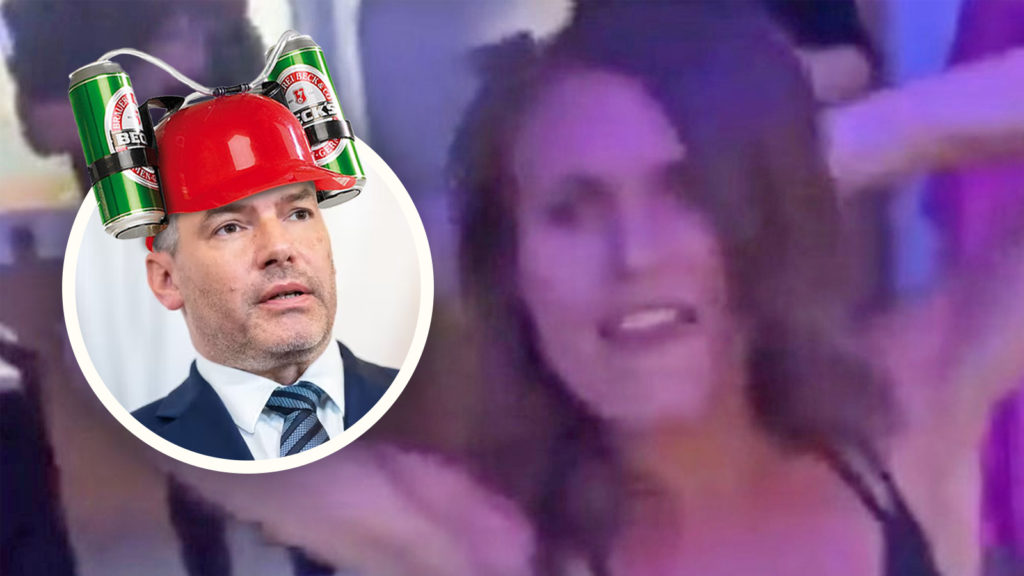 Nehammer mit traurigem Blick und Trinkhelm, im Hintergrund die finnische Premierministerin beim feiern
