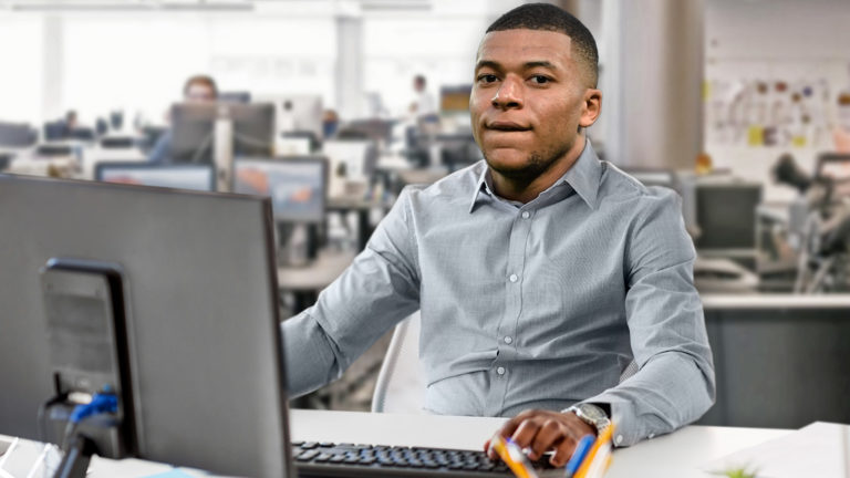 Mbappe sitzt im Büro