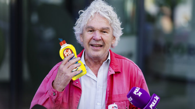 Heini Staudinger hält eine Flasche Pril Zitrone