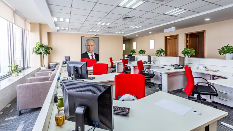 Leeres Büro mit Putin-Porträt an der Wand