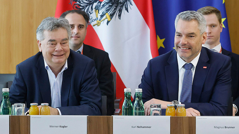 Kogler und Nehammer lachen