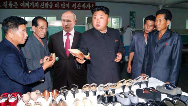 Putin und Kim Jong-un schauen Schuhe an